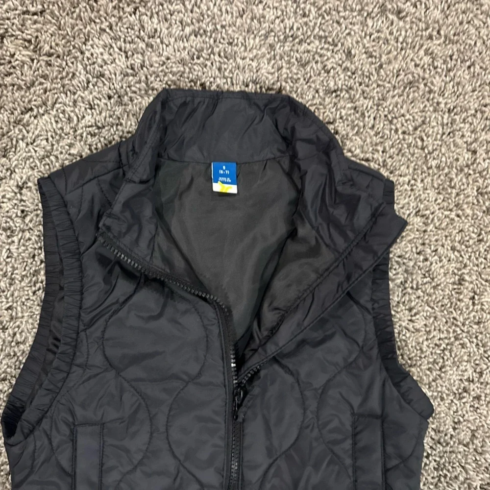 5/$25 Girls Old Navy Black Quilted Vest, size small 6-7